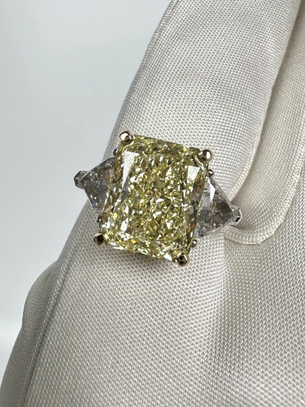 No name С БРИЛЛИАНТОМ 11.28 CT W to X RANGE/SI1 NN6.02Y-Z 5