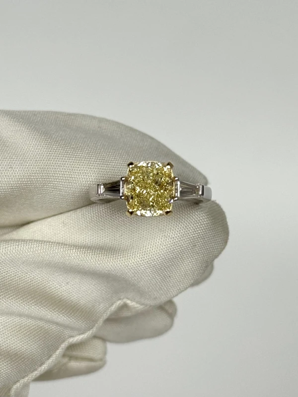 DeRosa CUSHION 3.01 CT FANCY LIGHT YELLOW/VVS2 DIAMOND RING (GIA) R301501 2