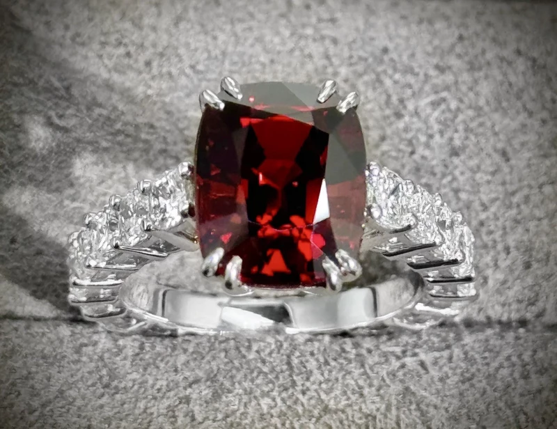 No name С ШПИНЕЛЬЮ 5.57CT Vivid to deep Red /(No H) 5.57 Vivid to deep Red /(No H) 5