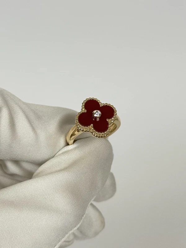 Van Cleef & Arpels. VINTAGE ALHAMBRA RING (SIZE 53) VCARD40853 3