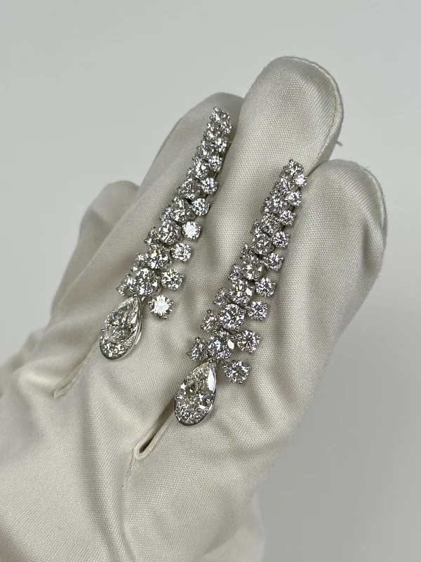 Graff WHITE PEAR SHAPE AND ROUND DIAMOND EARRING RGE1944 3