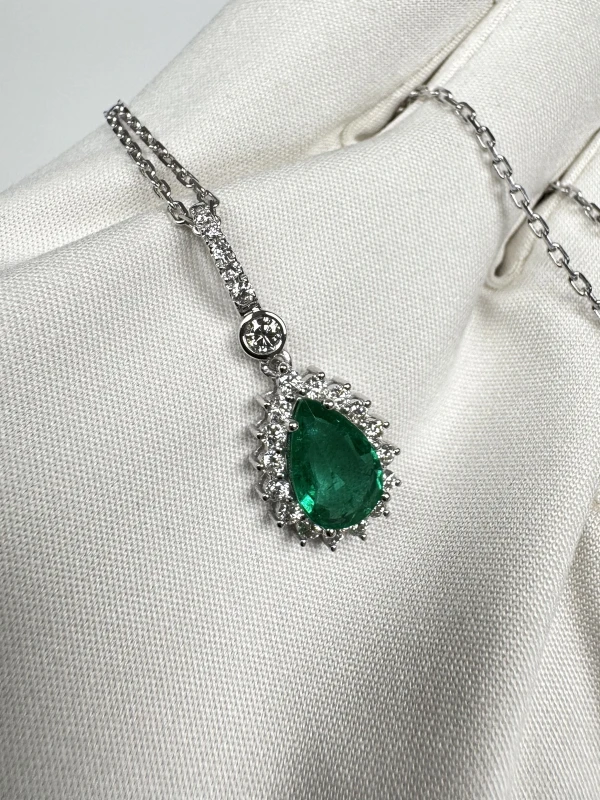 Earrings without a brand EMERALD 5.64 CT & DIAMOND 2.42 CT SET NN5.64CT 5