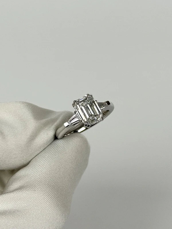 No name EMERALD DIAMOND 3.01 CT F/VVS2 RING (GIA) 3.01 CT F/VVS2 3