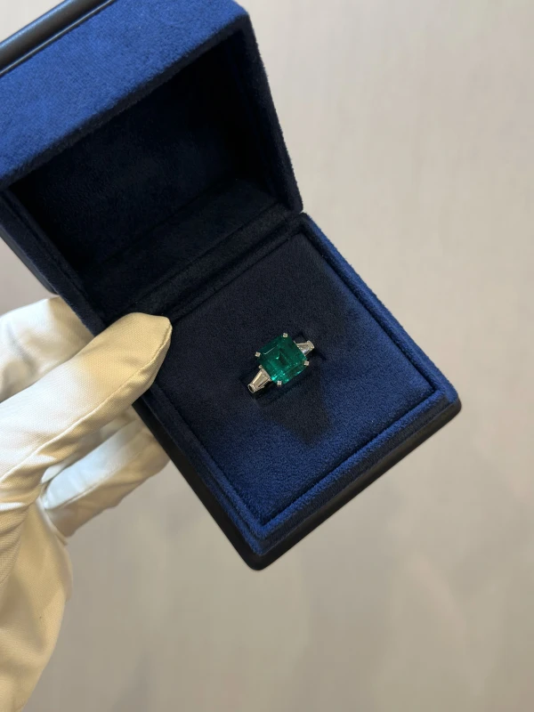 Earrings without a brand EMERALD 6.46 CT VIVID GREEN RING, COLOMBIA NN6.46 6