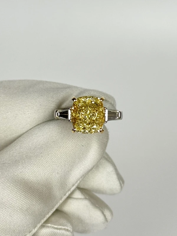 Earrings without a brand CUSION DIAMOND 5.05 CT FANCY LIGHT YELLOW RING (GIA) NN5.05 CT FLY/VS1 2