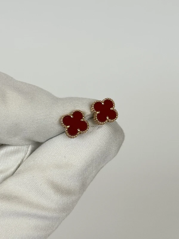 Van Cleef & Arpels. SWEET ALHAMBRA EARRINGS VCARN6BO00 2