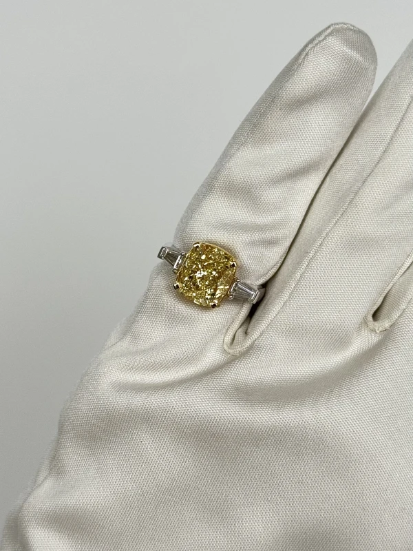 Earrings without a brand CUSHION DIAMOND 5.07 CT FANCY LIGHT YELLOW/VS1 RING (GIA) NN5.07 5