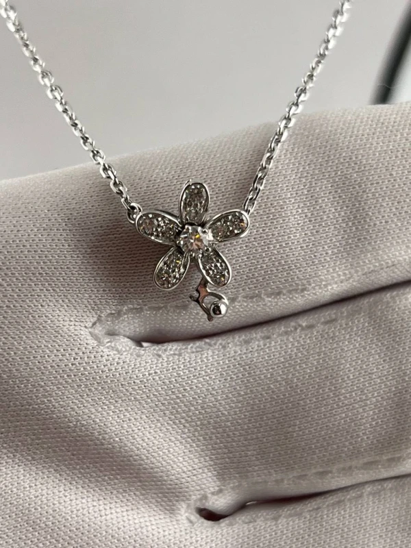 Van Cleef & Arpels SOCRATE PENDANT, 3 FLOWERS VCARB14900 5