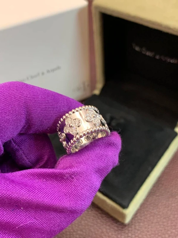 Van Cleef & Arpels PERLEE CLOVER RING, LARGE MODEL VCA PERLEE LM 3