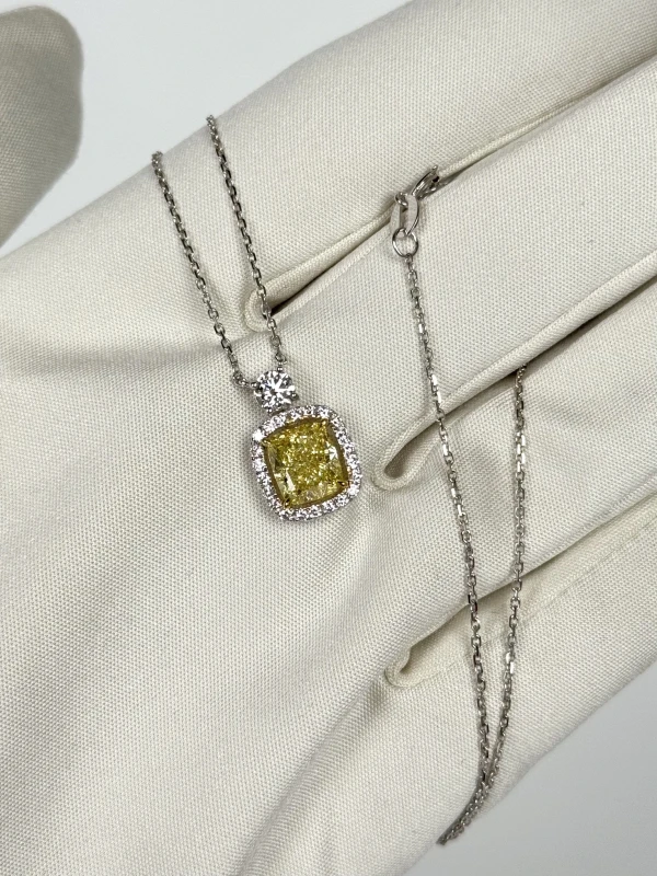 No name CUSHION DIAMOND 2.26 CT FANCY YELLOW/VS2 PENDANT (GIA) 220425 2.26 FY/VS2 3