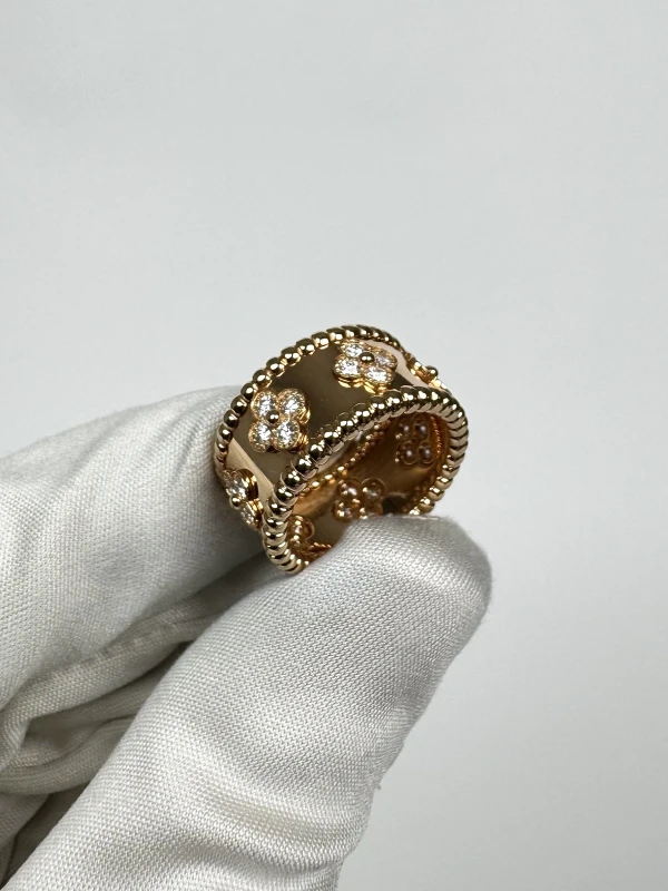 Van Cleef & Arpels PERLÉE CLOVERS RING, MEDIUM MODEL VCARO9LN00 4