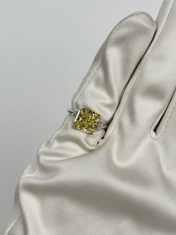 Graff CUSHION DIAMOND RING 4.10 CT FANCY YELLOW/VVS2 (GIA) GR4.10CT 5