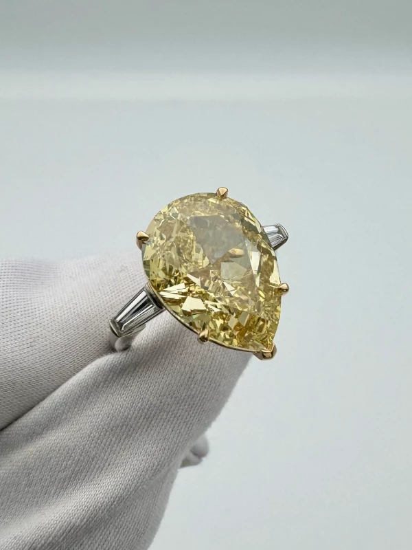 No name С БРИЛЛИАНТОМ 10.11 CT FANCY YELLOW 10.11 CT FANCY YELLOW 1