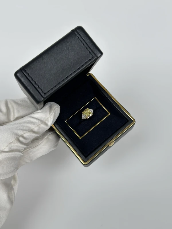 Graff CUSHION DIAMOND RING 4.10 CT FANCY YELLOW/VVS2 (GIA) GR4.10CT 6