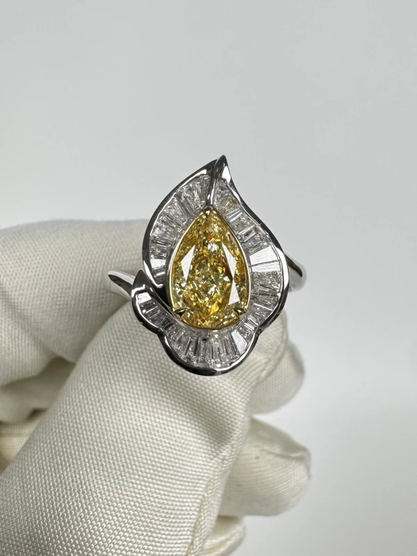 Earrings without a brand PEAR DIAMOND 1.00 CT FANCY LIGHT YELLOW/SI1 RING (GIA) NN1.00 CT FLY/SI 2