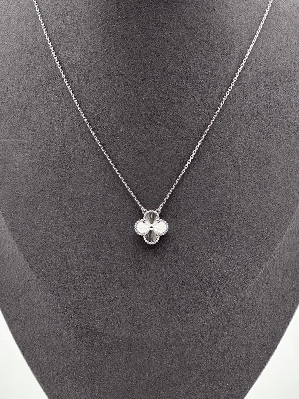 Van Cleef & Arpels Vintage Alhambra pendant VCARP9XG00 3