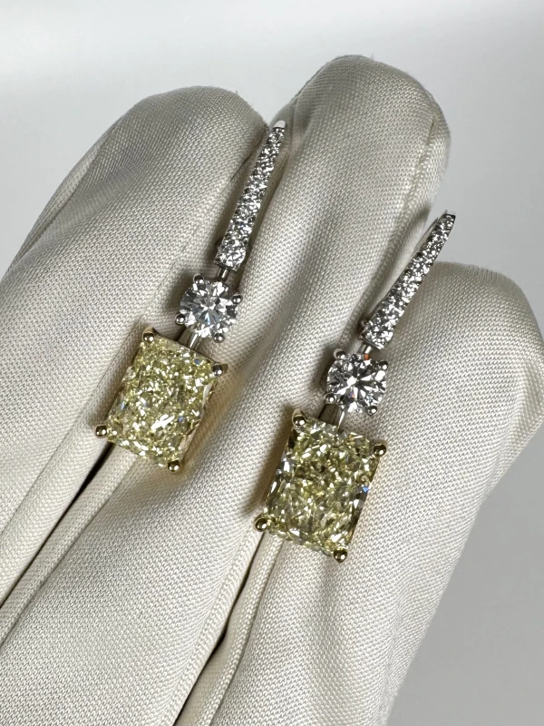 No name RADIANT DIAMOND 4.17-4.03 CT U-V/VVS2 EARRINGS nn4.17-4.03 U-V/VVS2 4