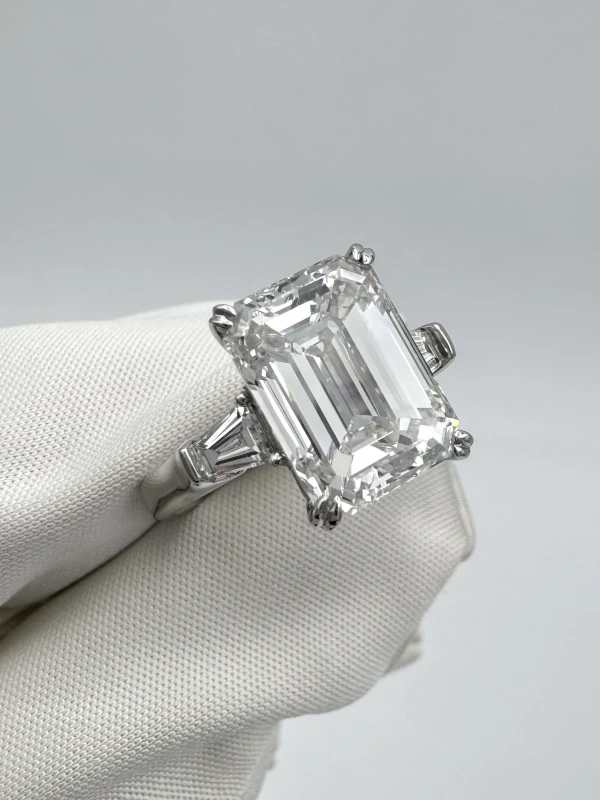 No name EMERALD DIAMOND 5.01 CT D/VVS2 RING (GIA) NN5.01D/VVS 2