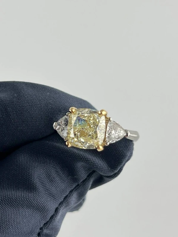 Earrings without a brand CUSHION DIAMOND 5.08 CT U-V/VVS2 RING (GIA) NNR5.08CTU-V/VVS2 5