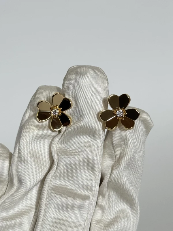 Van Cleef & Arpels. FRIVOLE EARRINGS, SMALL MODEL VCARB65700 3