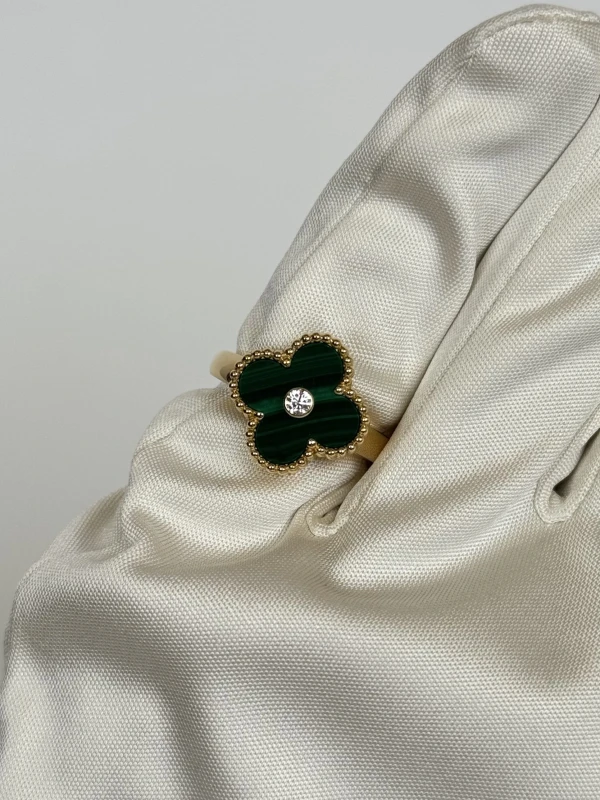 Van Cleef & Arpels. VINTAGE ALHAMBRA RING, MALACHITE (SIZE 52) VCARO3QM52 3