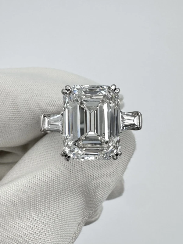 GRAFF EMERALD CUT  DIAMOND 7.71 CT G/VVS1 RING (GIA) GR15126 2