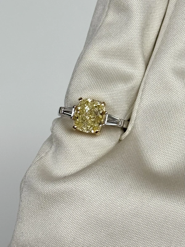 DeRosa CUSHION 3.01 CT FANCY LIGHT YELLOW/VVS2 DIAMOND RING (GIA) R301501 3