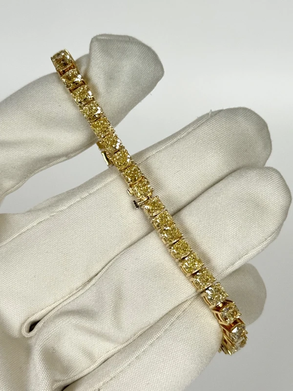 No name CUSHION DIAMOND 20.40 CT  LIGHT YELLOW/VS BRACELET NN20.40ct 3