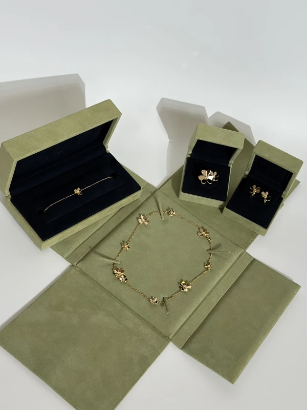 Van Cleef & Arpels. FRIVOLE EARRINGS, SMALL MODEL VCARB65700 5