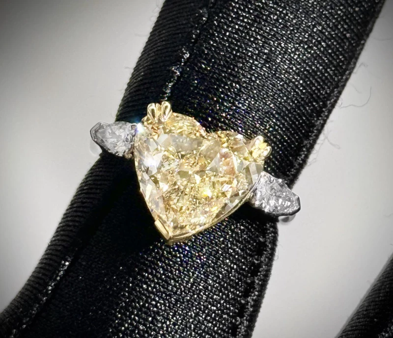 No name С БРИЛЛИАНТОМ 5.01 CT FANCY LIGHT YELLOW/VS2 5.04 CT FANCY LIGHT YELLOW/VS2 5