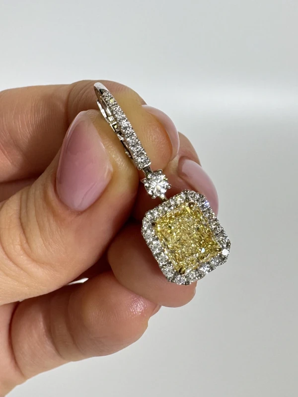 Earrings without a brand RADIANT DIAMOND 3.01 - 3.01 CT FANCY LIGHT YELLOW/VVS1-VVS2 EARRINGS (GIA) NN3.01-3.01FLY 5
