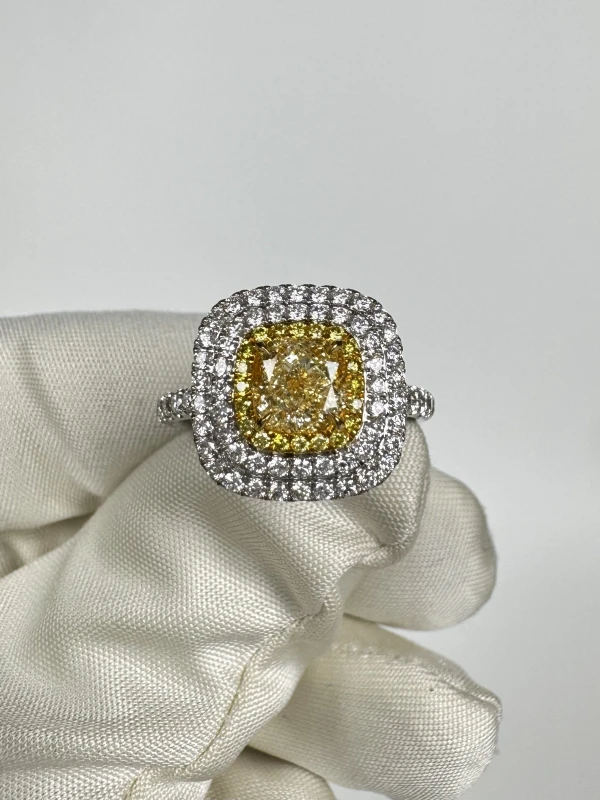 Earrings without a brand CUSHION DIAMOND 1.01 CT FANCY LIGHT YELLOW/VVS2 RING (GIA) NN1.01CT FLY/VVS 2