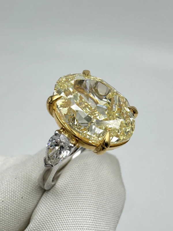 No name OVAL DIAMOND 10.03 CT FANCY LIGHT YELLOW/VS1 RING (SIZE 51) GIA EXEX NN10.03CT FLY/VS1 5