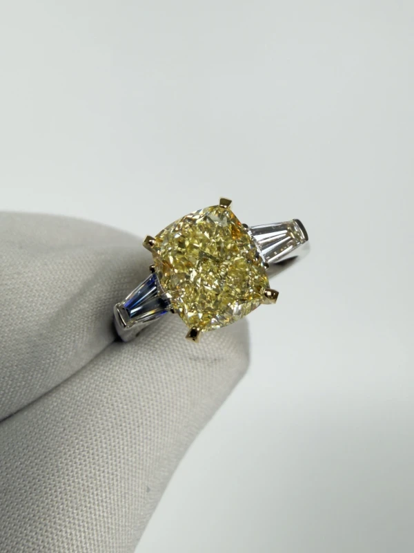 Earrings without a brand CUSHION DIAMOND 3.03 CT FANCY LIGHT YELLOW/VS2 RING (GIA) NN3.03FLY 3
