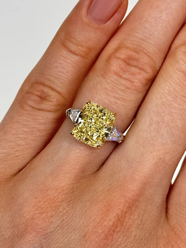 GRAFF CUSHION DIAMOND 5.76 CT FANCY LIGHT YELLOW/VVS2 RING (SIZE 51) GR5.76 CT FLY/VVS2 4