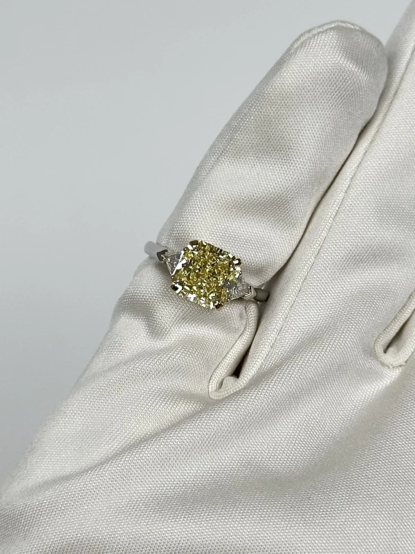 Graff RADIANT DIAMOND 3.02 CT FANCY YELLOW/VVS2 RING (GIA) GR3.02FY/VVS2 4