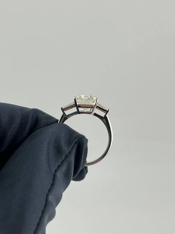 No name С БРИЛЛИАНТОМ 5.15 СТ K/SI2 5.15 ct. K/SI2 6
