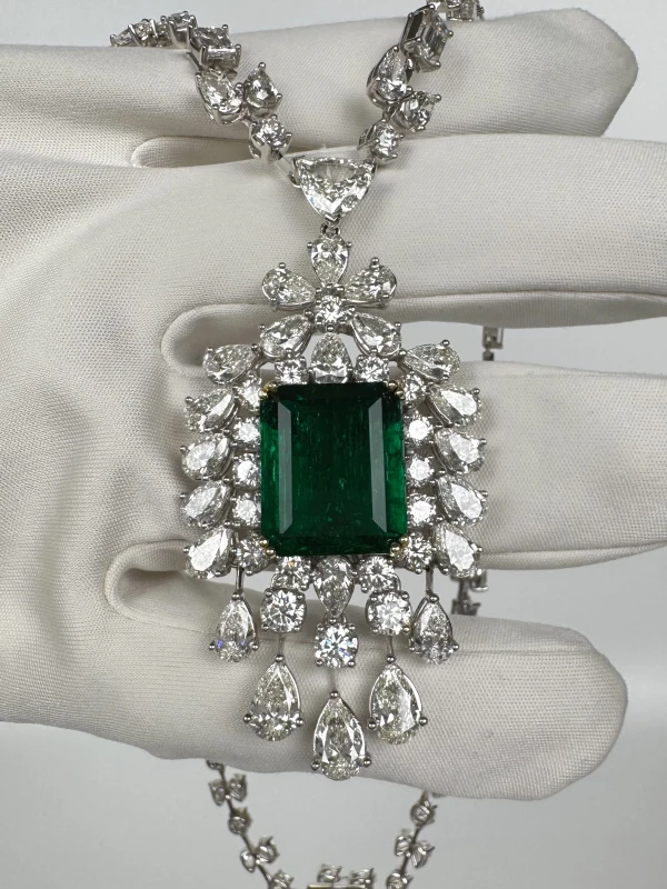 RalfDiamonds КОЛЬЕ С ИЗУМРУДОМ 12.5 CT И БРИЛЛИАНТАМИ 29.93 CT EMERALD 12.5 CT DIAMONDS 29.93 CT 4