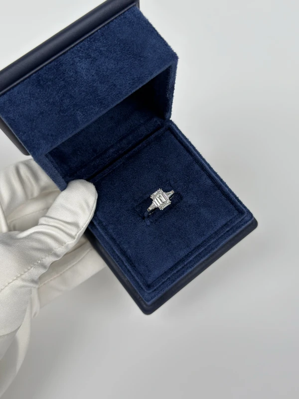 No name EMERALD DIAMOND 3.01 CT F/VVS2 RING (GIA) 3.01 CT F/VVS2 6
