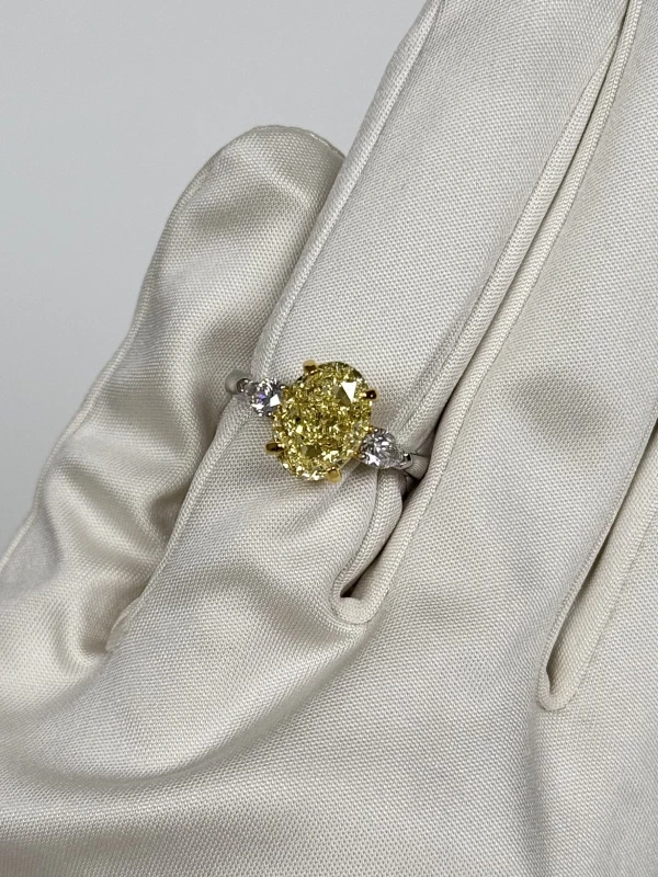 Earrings without a brand OVAL DIAMOND 5.01 CT FANCY YELLOW/VS1 RING (GIA) NN 5.01 CT FY/VS1 5