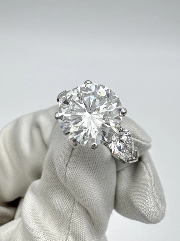 GRAFF ROUND DIAMOND 5.02 CT F/VS2 RING (GIA) 5.02 CT F/VS2 4