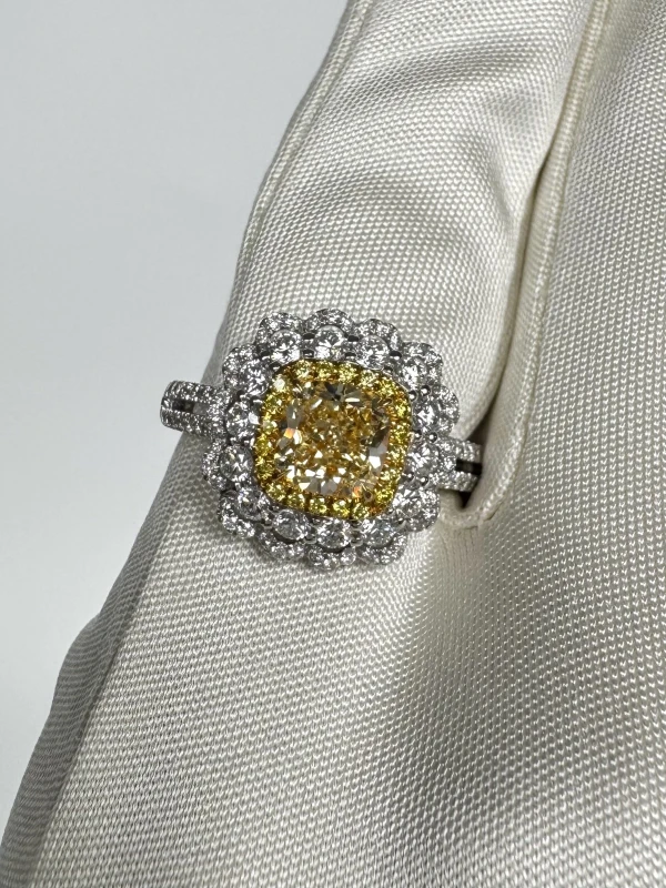 Earrings without a brand CUSHION DIAMOND 1.05 CT FANCY LIGHT YELLOW/VS2 RING (GIA) NN1.050CT FLY/VS 3