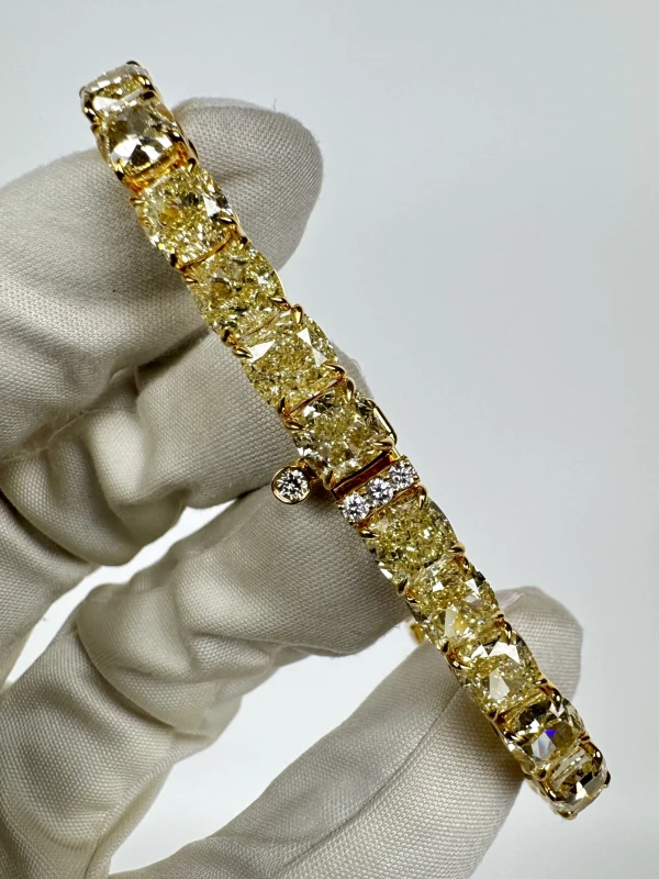 Earrings without a brand CUSHION DIAMOND 41.39 CT W to Z — Y to Z/Internally Flawless-VS2 BRACELET (GIA) NN41.39CT 3