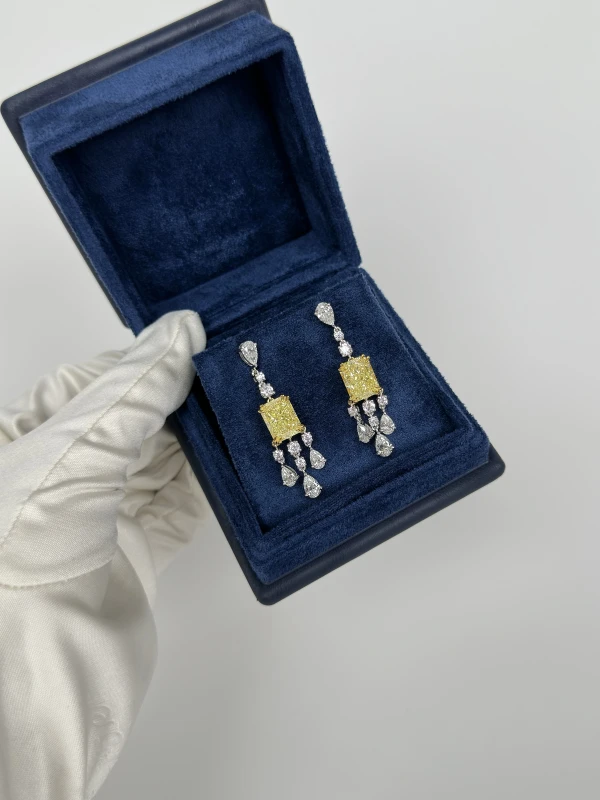 Earrings without a brand RADIANT DIAMOND 5.51 - 5.52 CT FANCY YELLOW, EVEN/VVS EARRINGS (GIA) NN5.51-5.52CT 6
