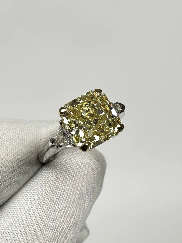 Graff RADIANT DIAMOND 3.02 CT FANCY YELLOW/VVS2 RING (GIA) GR3.02FY/VVS2 5