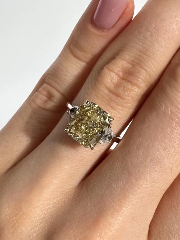 Earrings without a brand DIAMOND 4.59 CT FANCY LIGHT YELLOW/VS2 RING (SIZE 55) NN4.59 3