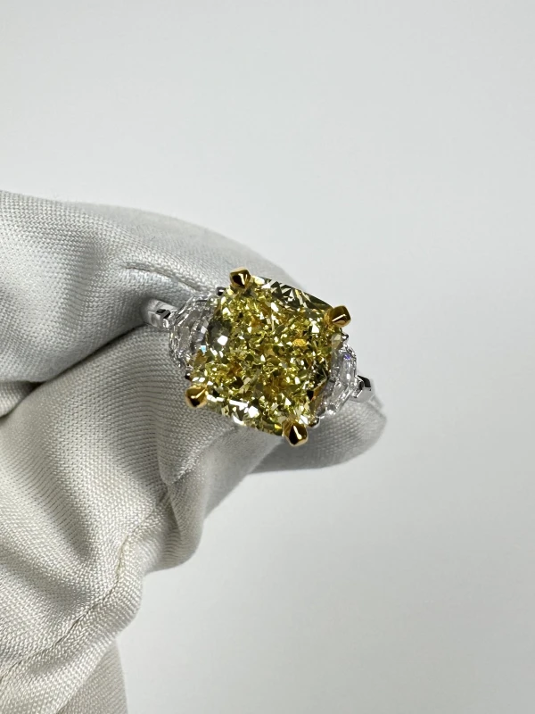 Graff CUSHION DIAMOND RING 4.10 CT FANCY YELLOW/VVS2 (GIA) GR4.10CT 4