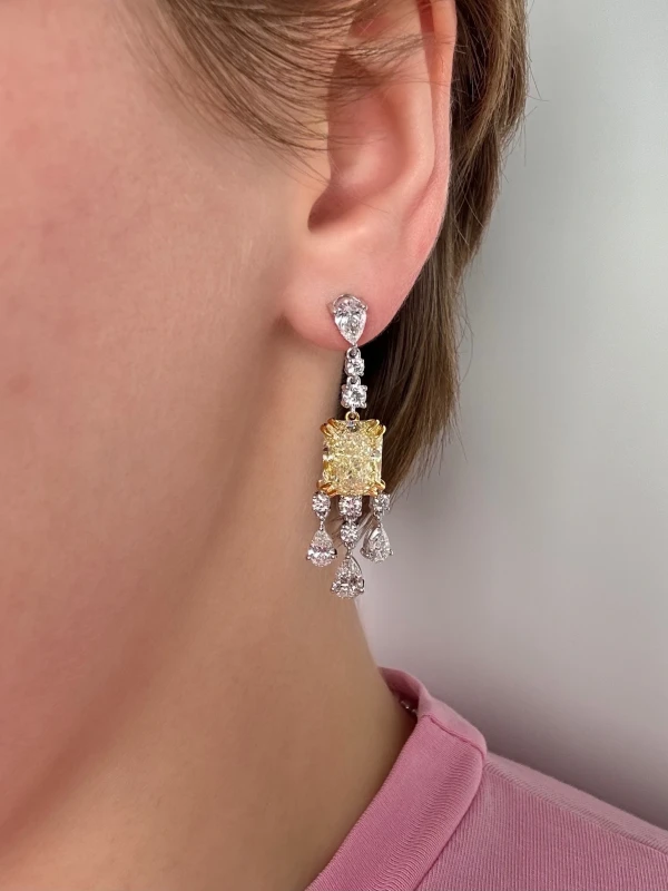 Earrings without a brand RADIANT DIAMOND 5.51 - 5.52 CT FANCY YELLOW, EVEN/VVS EARRINGS (GIA) NN5.51-5.52CT 5