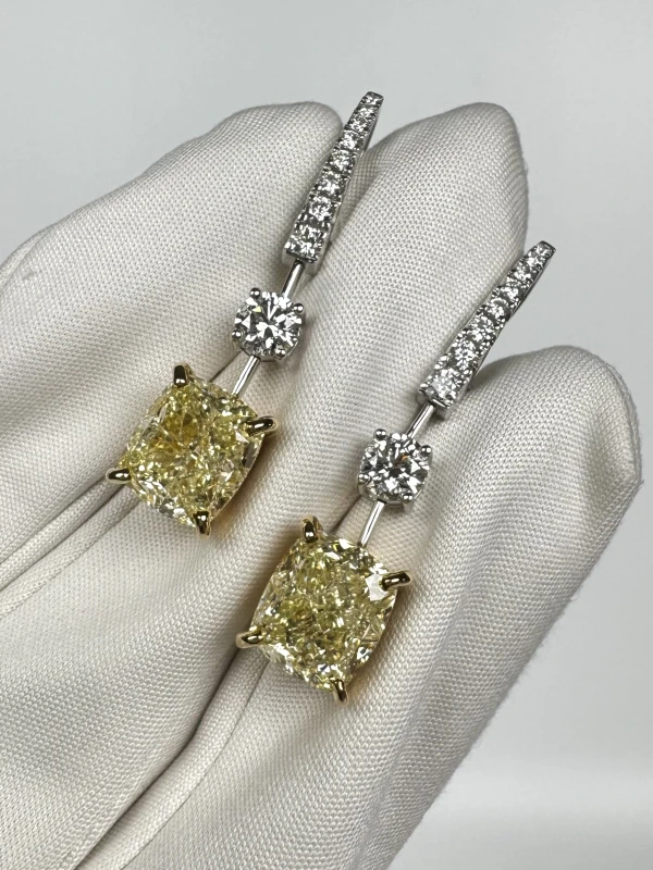Graff DIAMOND EARRINGS 5.01 - 5.02 CT FY/VS1-VVS2 (GIA) 5.01 - 5.02 CT FY/VS1-VVS2 (GIA) 6