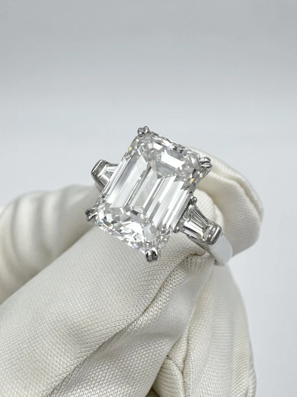 No name EMERALD DIAMOND 5.01 CT D/VVS2 RING (GIA) NN5.01D/VVS 3